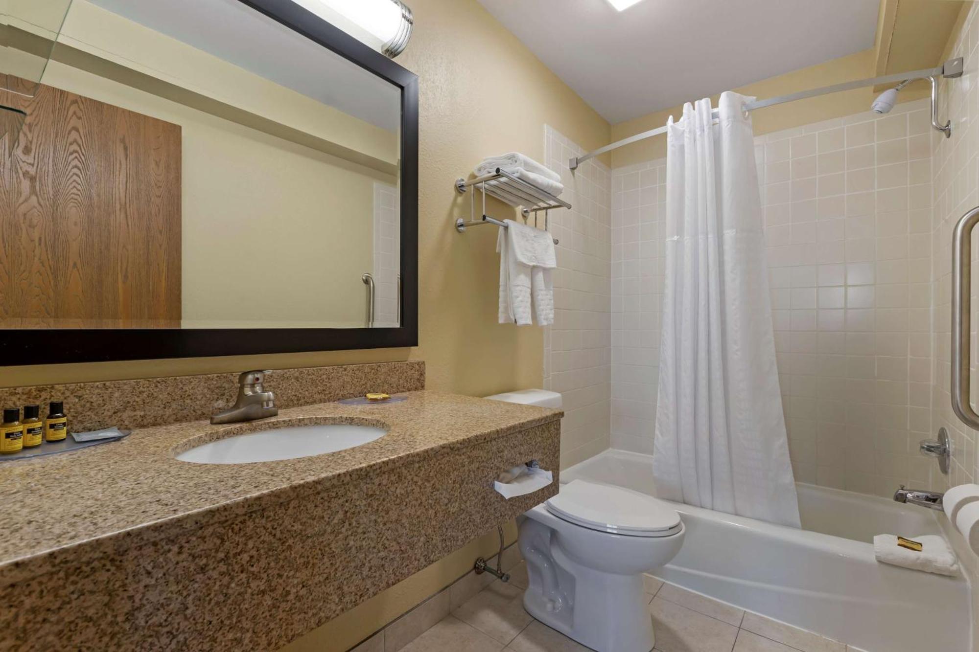 Best Western Plus Altoona Inn Bagian luar foto
