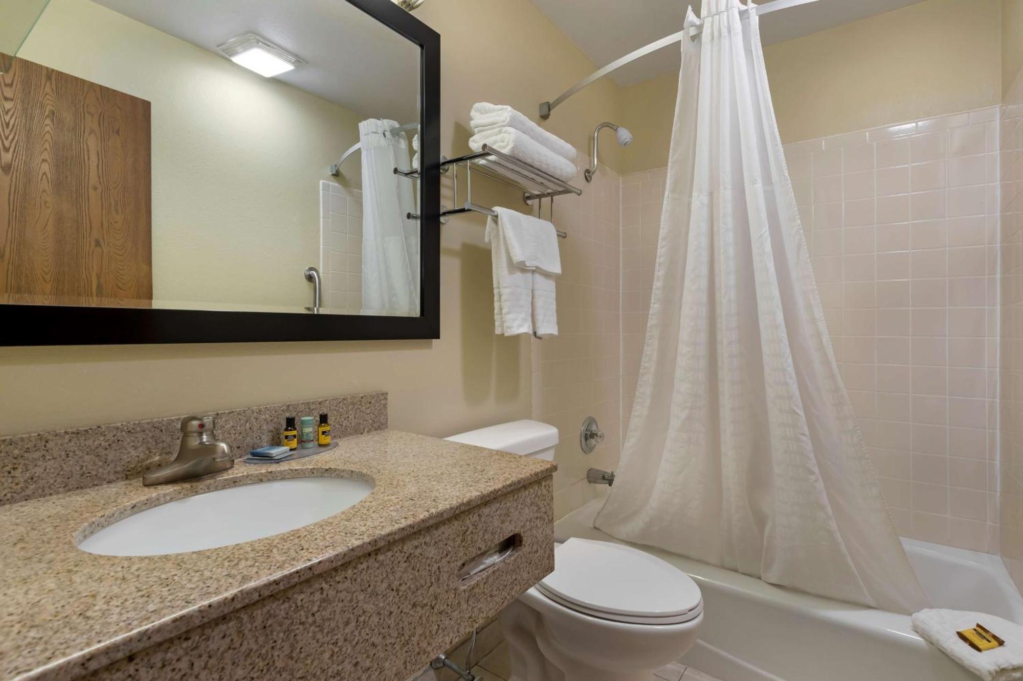 Best Western Plus Altoona Inn Bagian luar foto
