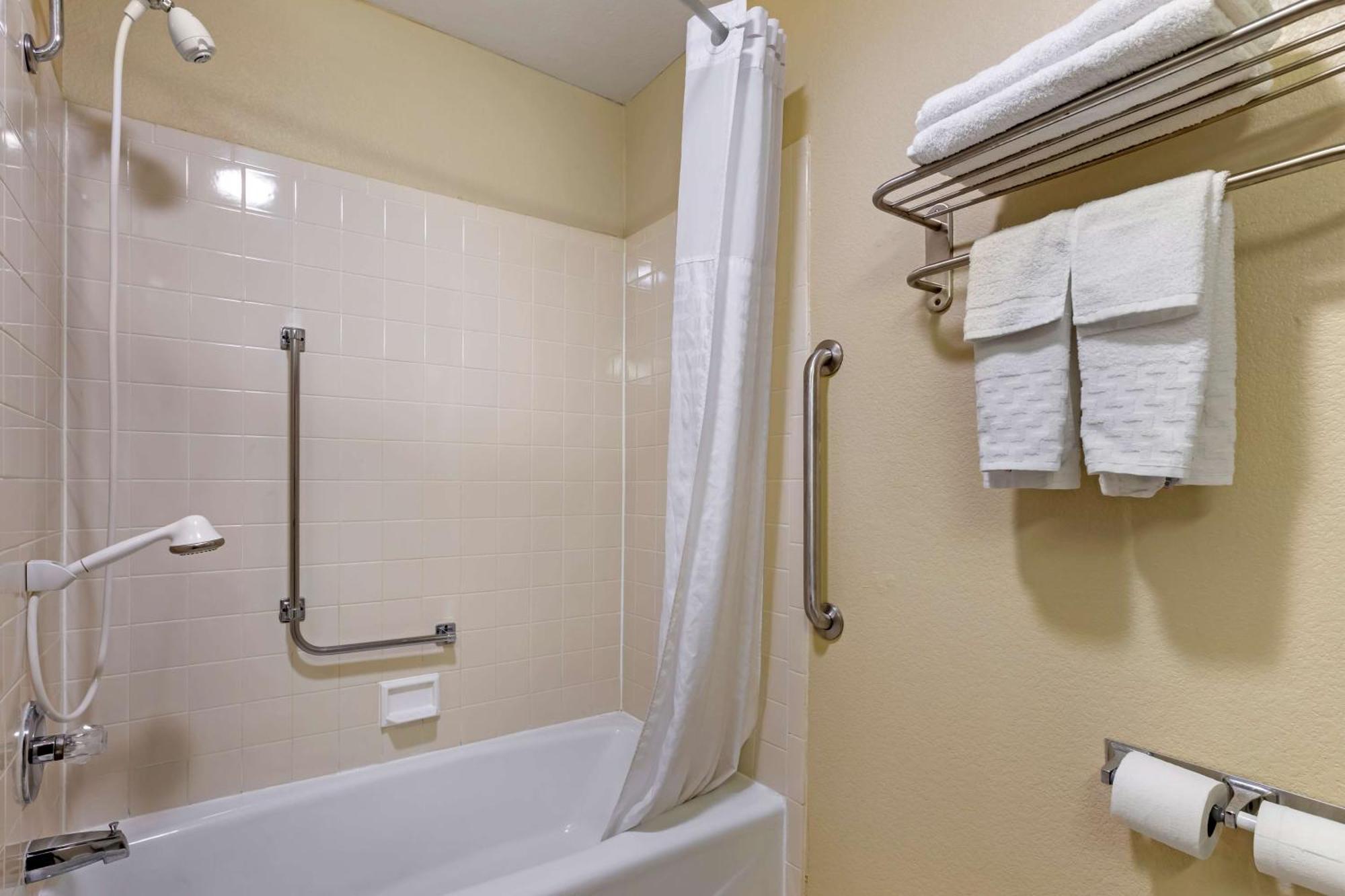 Best Western Plus Altoona Inn Bagian luar foto